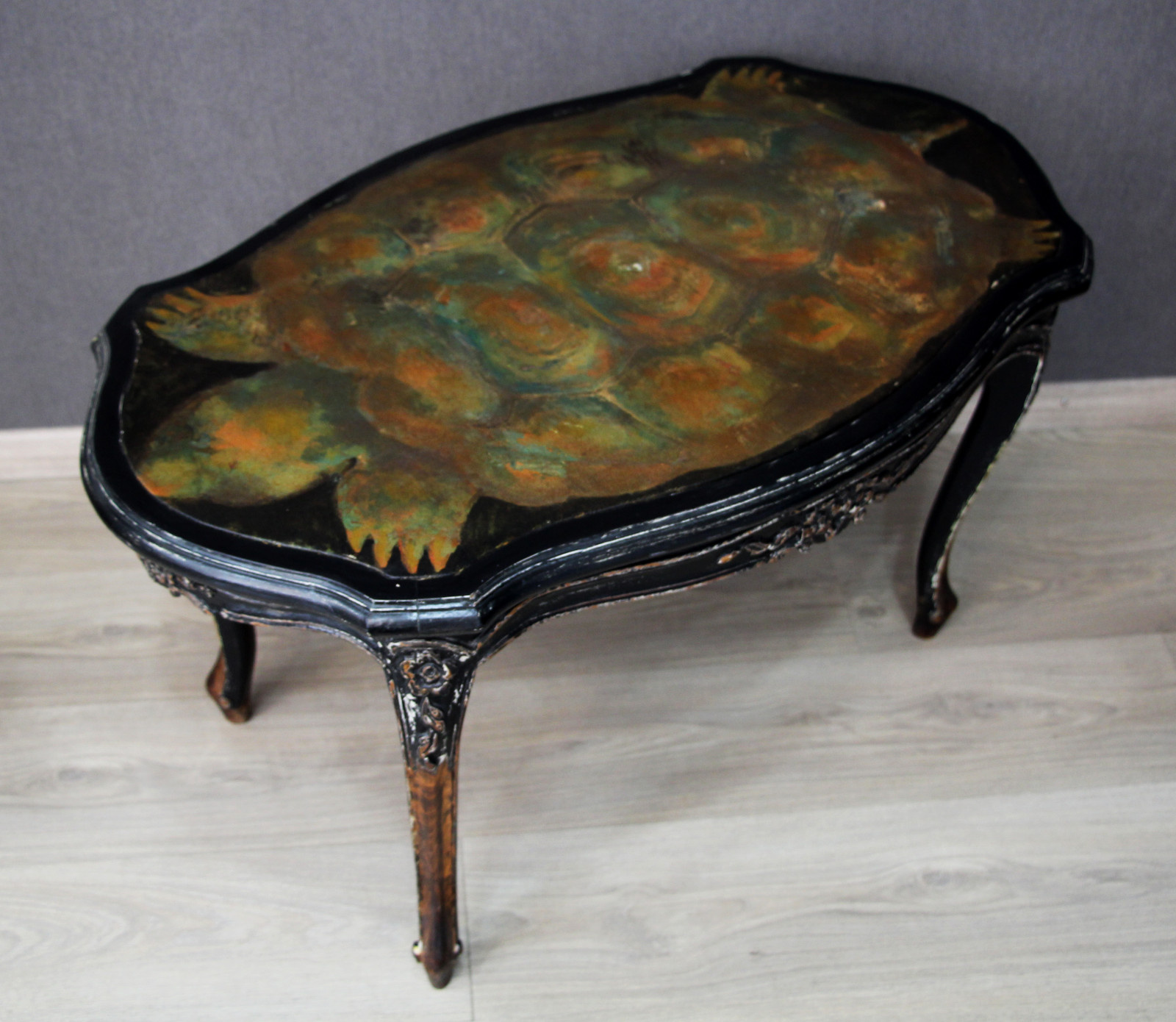 FURNITURE AND DECOR