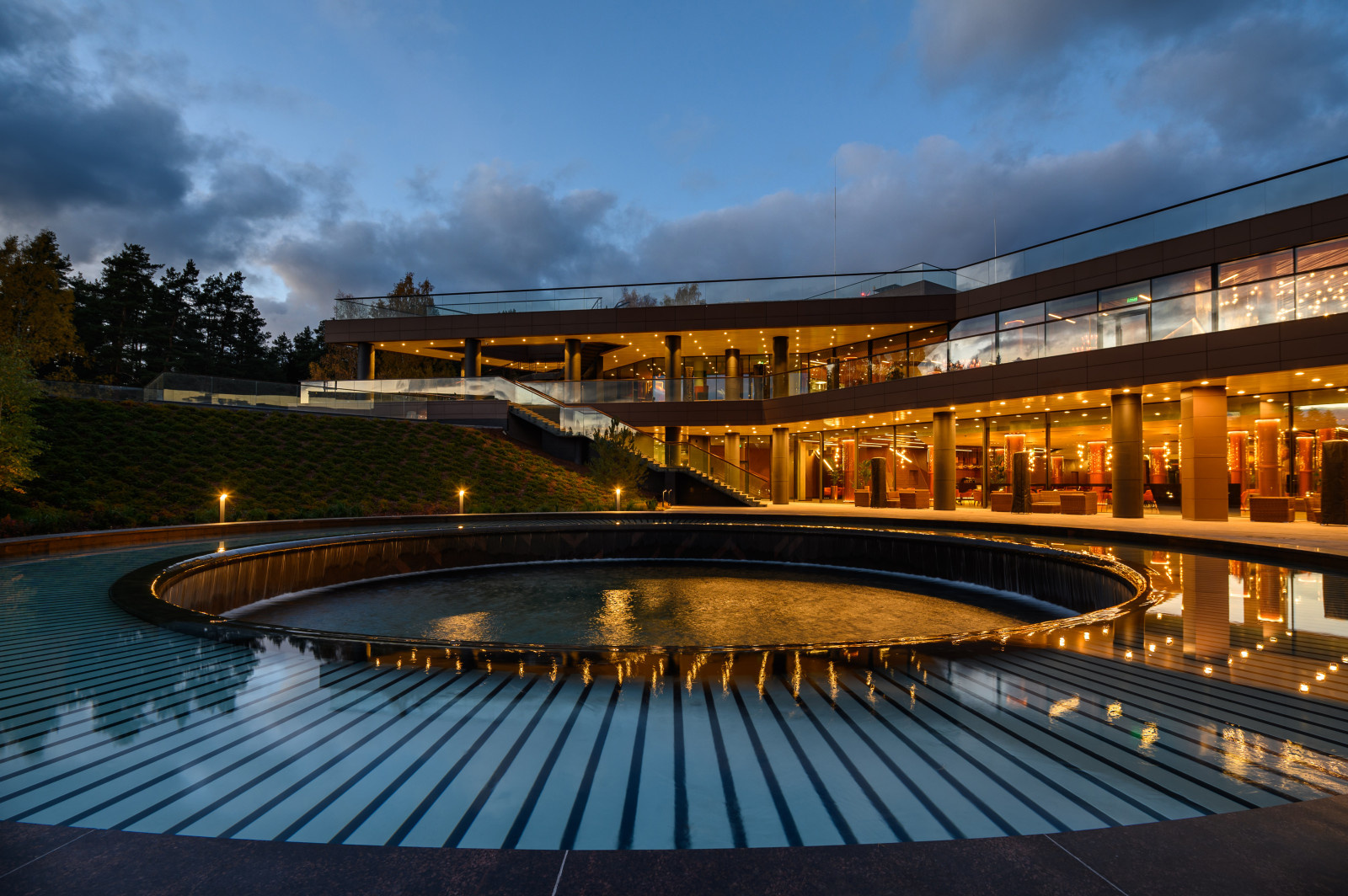 ФИЗКУЛЬТУРНО-ОЗДОРОВИТЕЛЬНЫЙ КОМПЛЕКС С КАТКОМ В ЛЕНИНГРАДСКОЙ ОБЛАСТИ