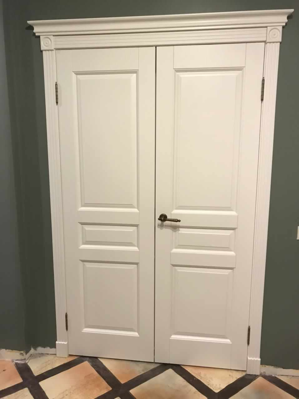 Поставка межкомнатных дверей из массива ольхи, модель "Валенсия" белая эмаль