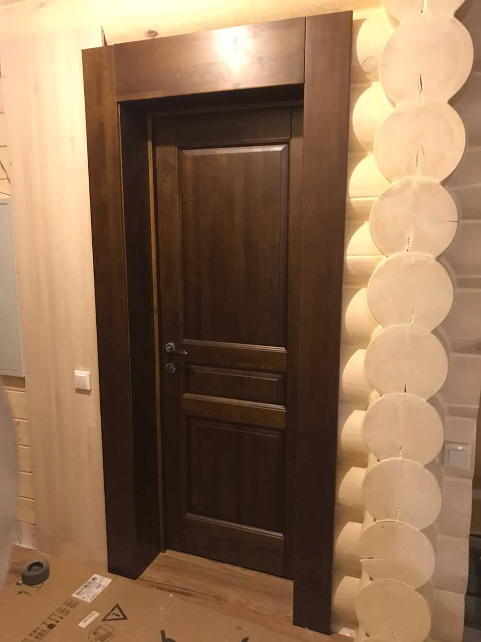 Поставка межкомнатных дверей из массива ольхи, модель "Валенсия" Античный орех