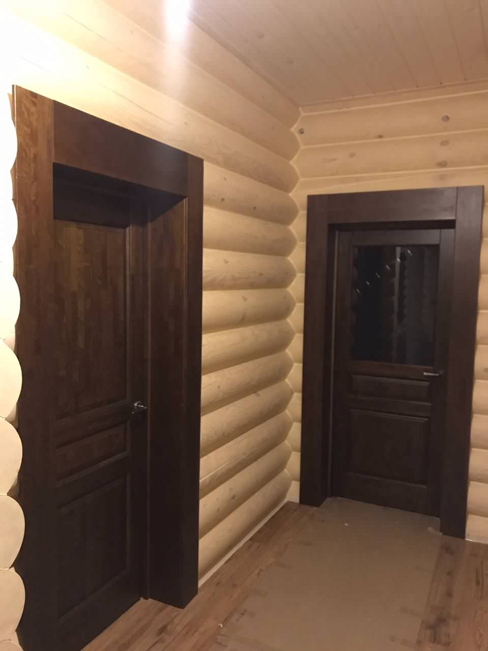 Поставка межкомнатных дверей из массива ольхи, модель "Валенсия" Античный орех