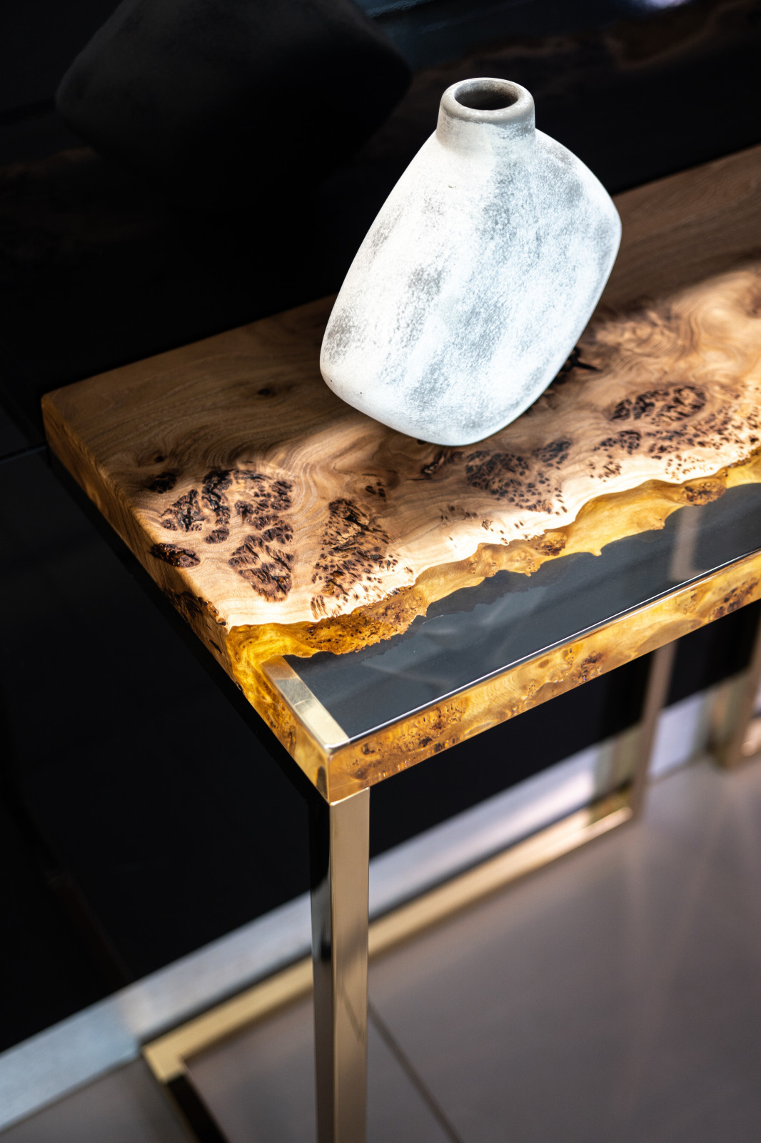 Стол консольный