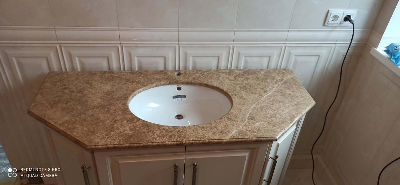 Столешница из мрамора в ванной комнате