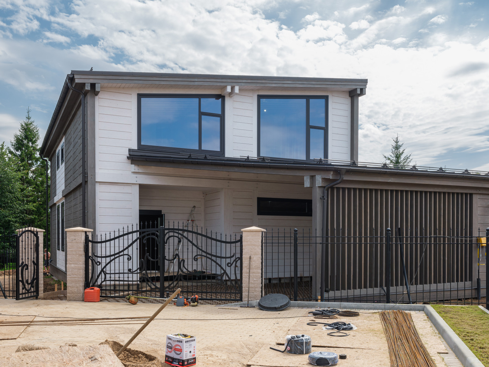 Трапецевидные окна, порталы и входные двери для современного дома