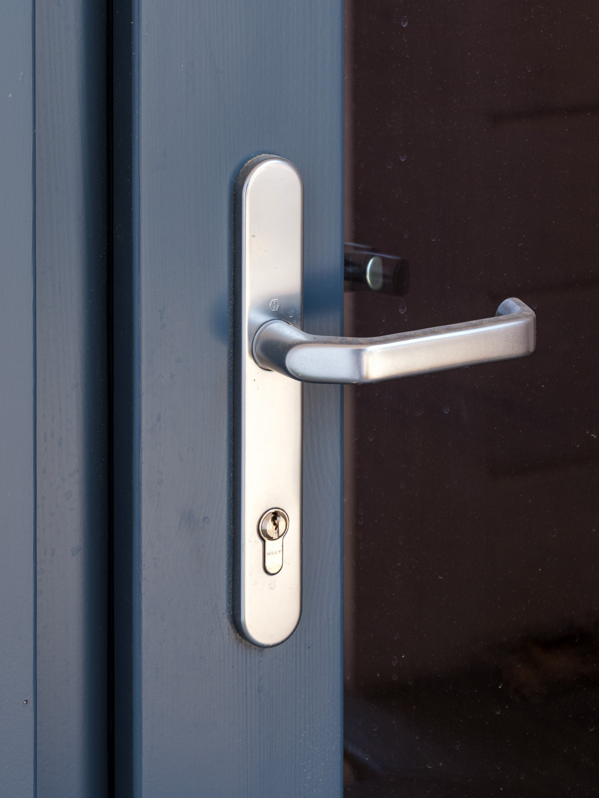 Трапецевидные окна, порталы и входные двери для современного дома