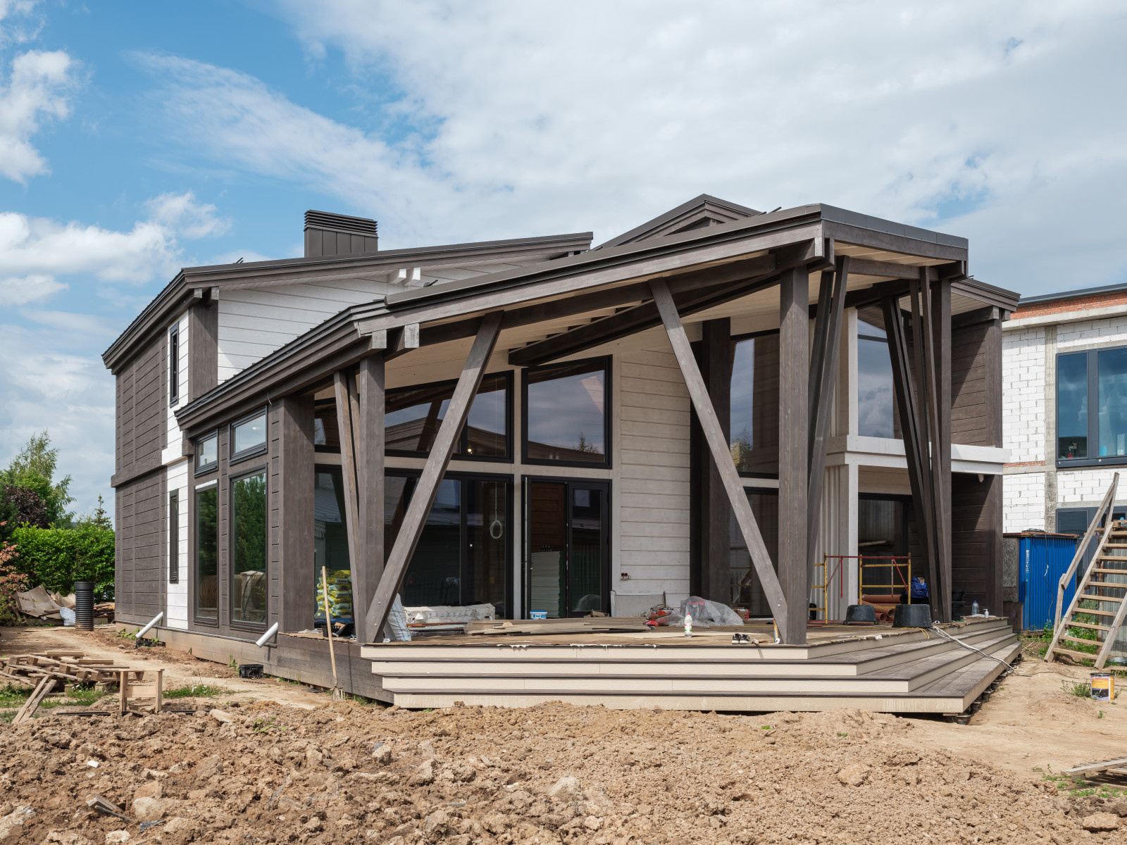 Трапецевидные окна, порталы и входные двери для современного дома