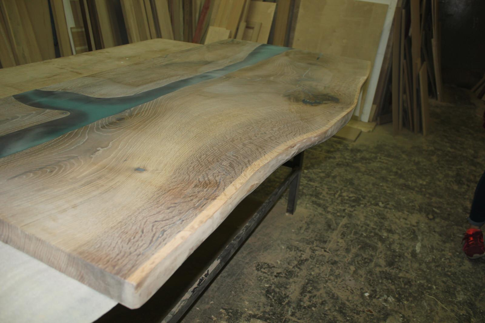 Стол залит эпоксидной смолой