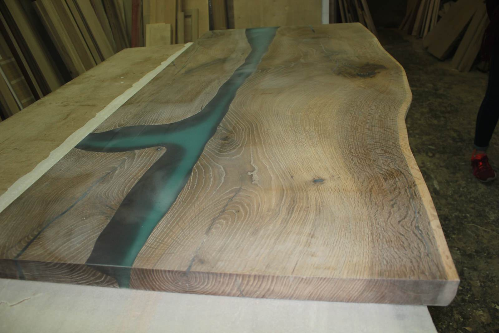 Стол залит эпоксидной смолой