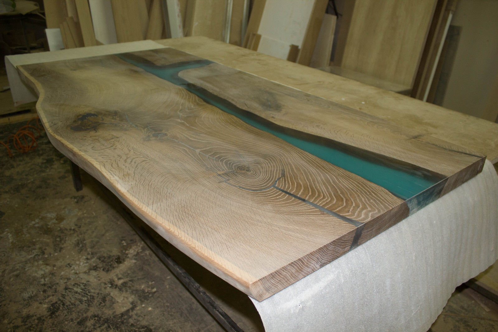 Стол залит эпоксидной смолой