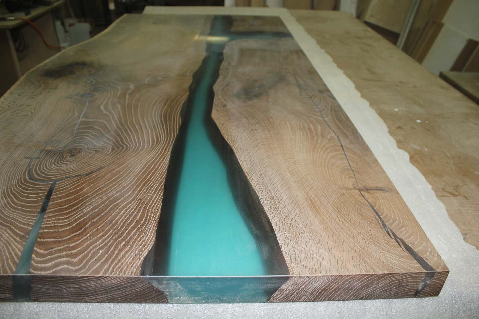 Стол залит эпоксидной смолой