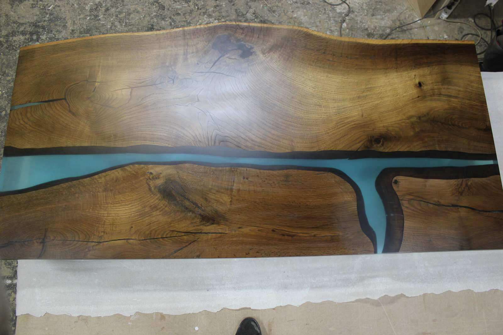 Стол залит эпоксидной смолой