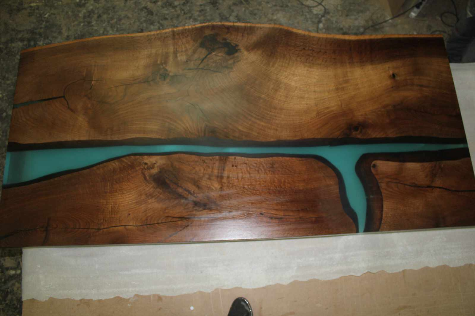 Стол залит эпоксидной смолой