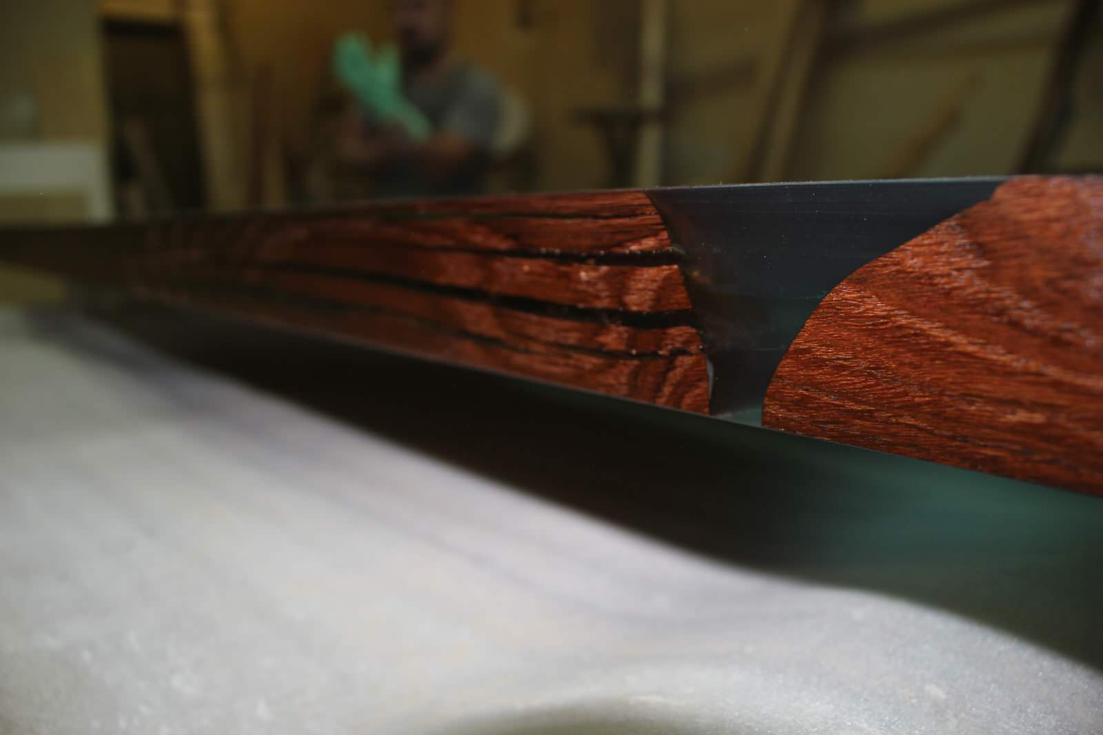 Стол залит эпоксидной смолой