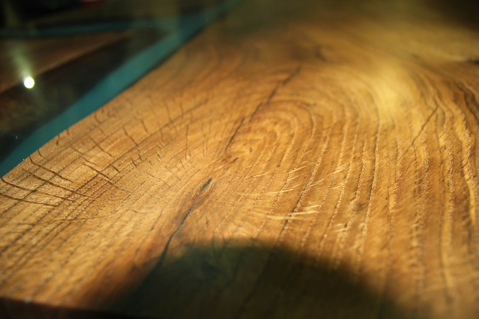 Стол залит эпоксидной смолой