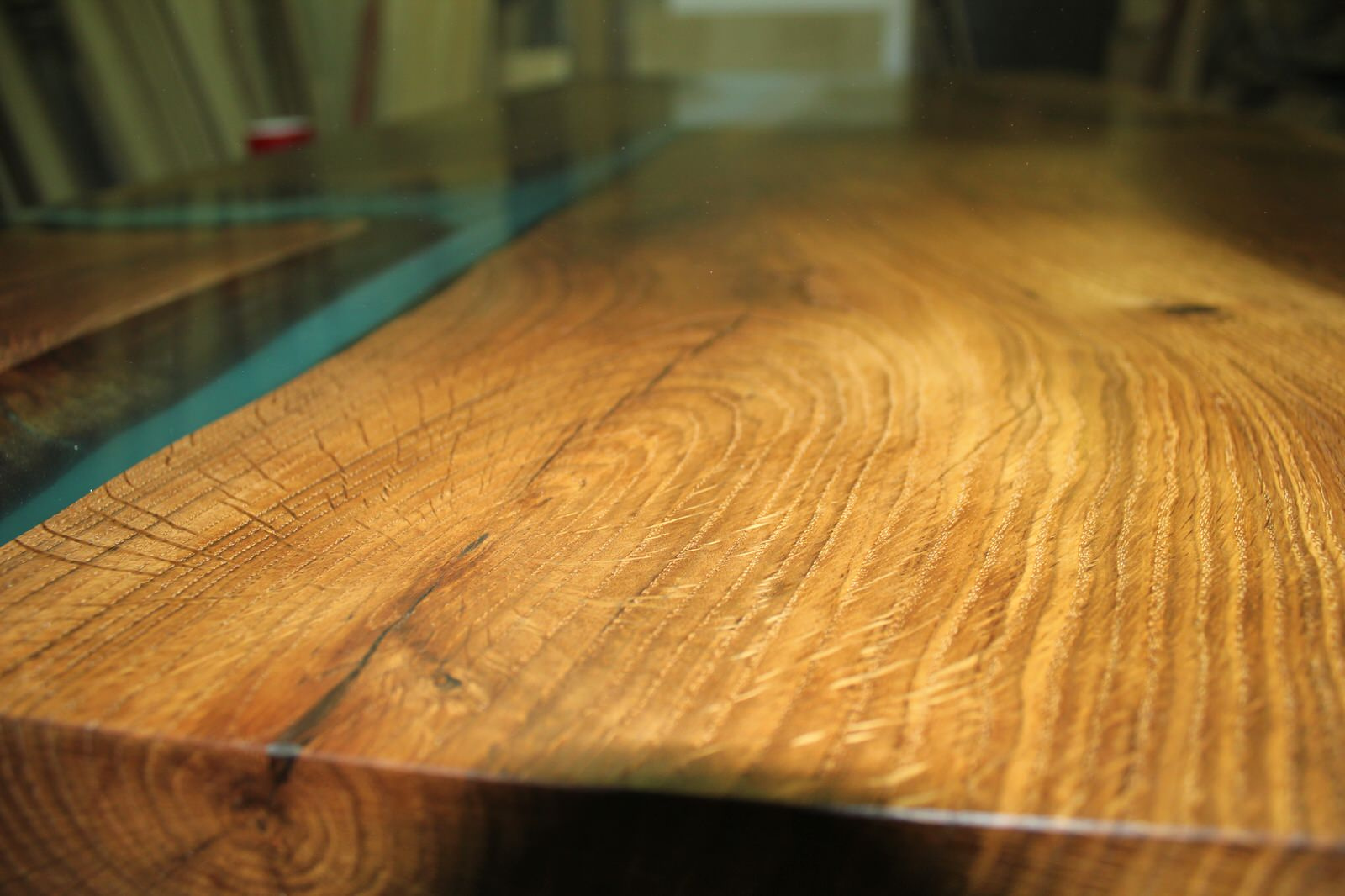 Стол залит эпоксидной смолой