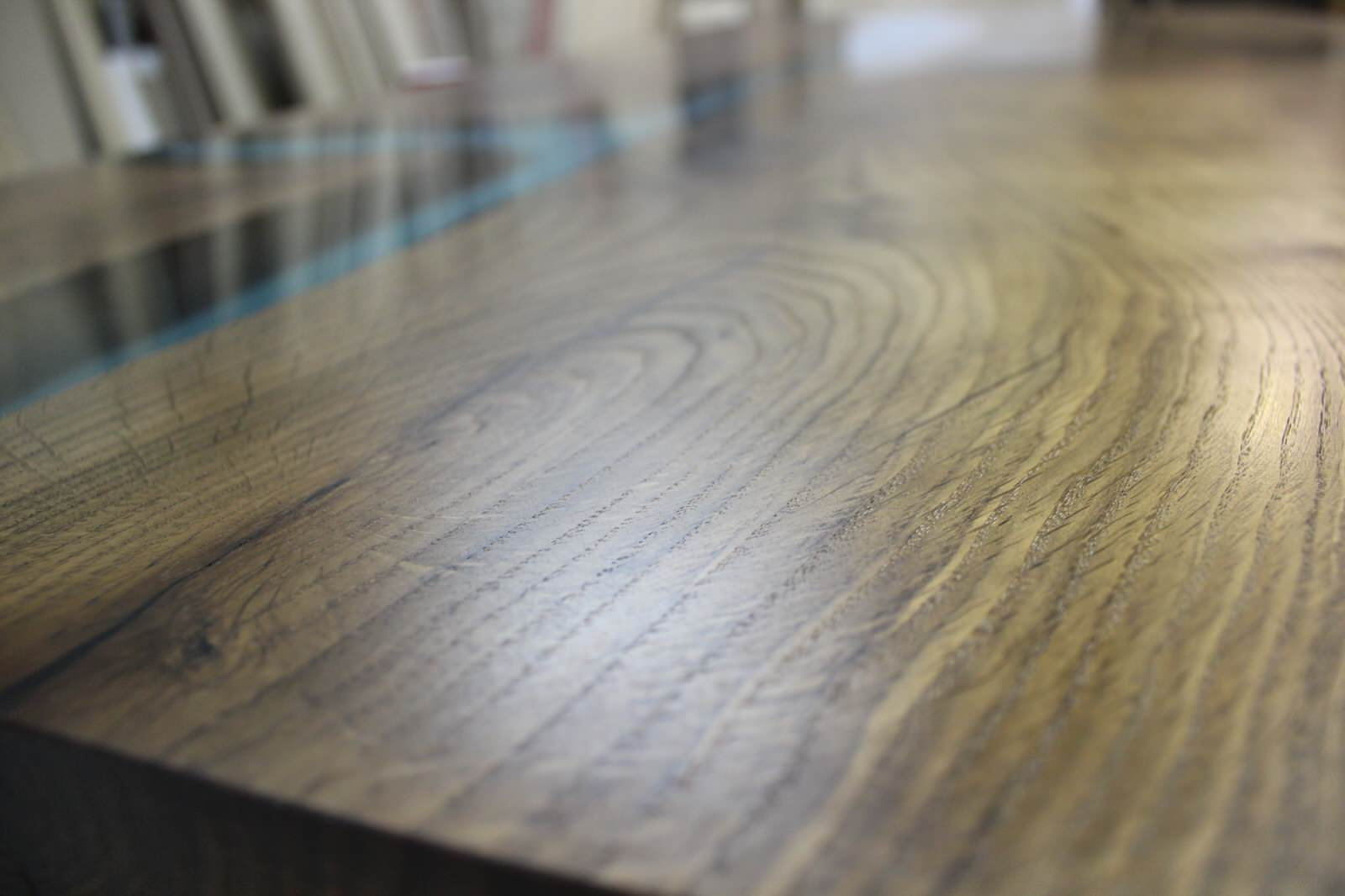 Стол залит эпоксидной смолой