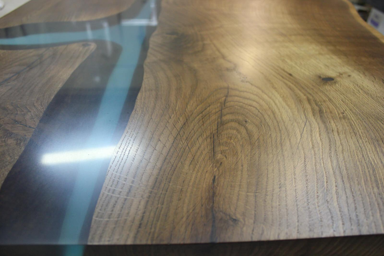 Стол залит эпоксидной смолой