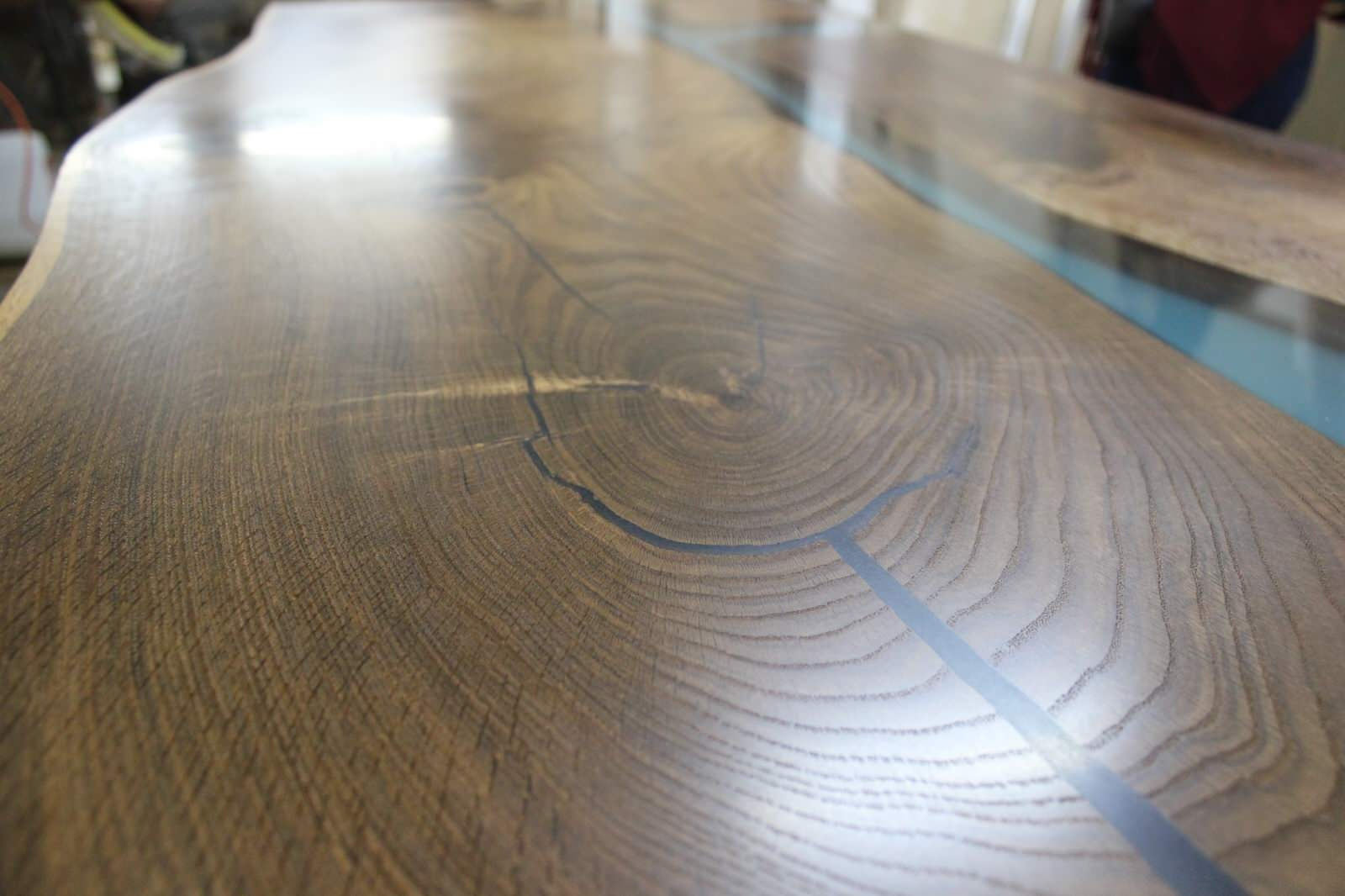 Стол залит эпоксидной смолой