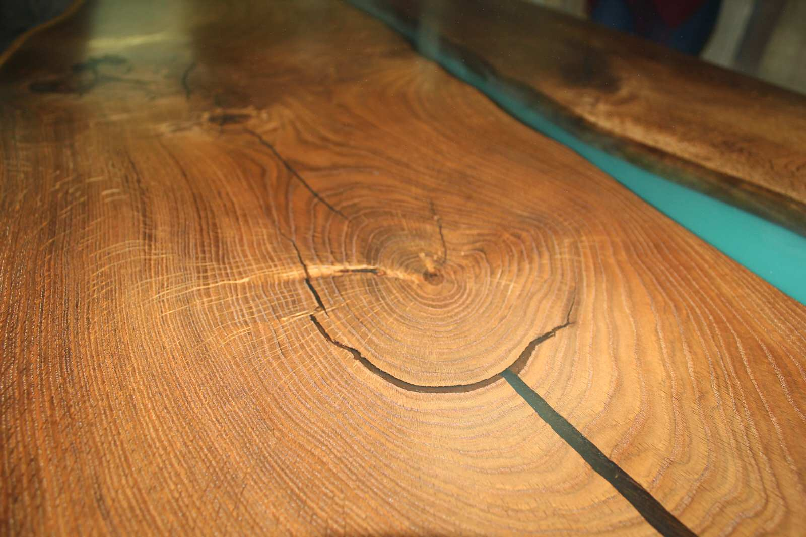 Стол залит эпоксидной смолой