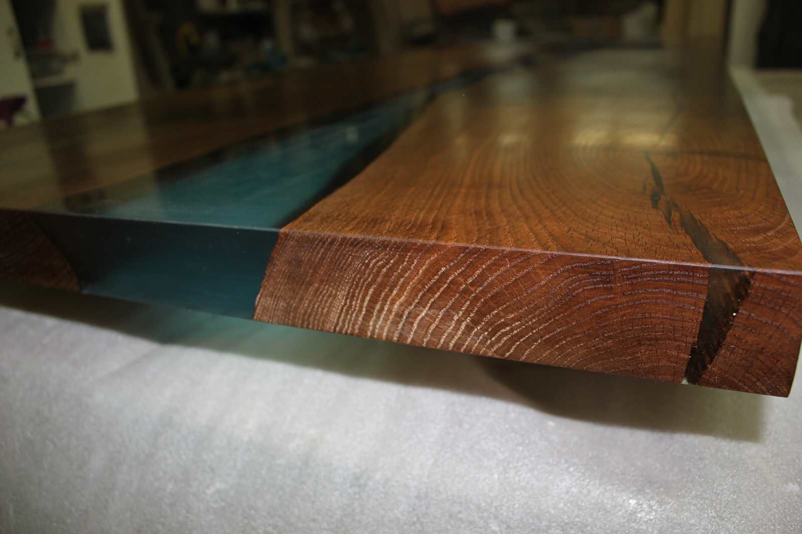 Стол залит эпоксидной смолой