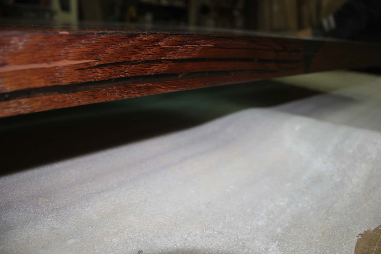 Стол залит эпоксидной смолой