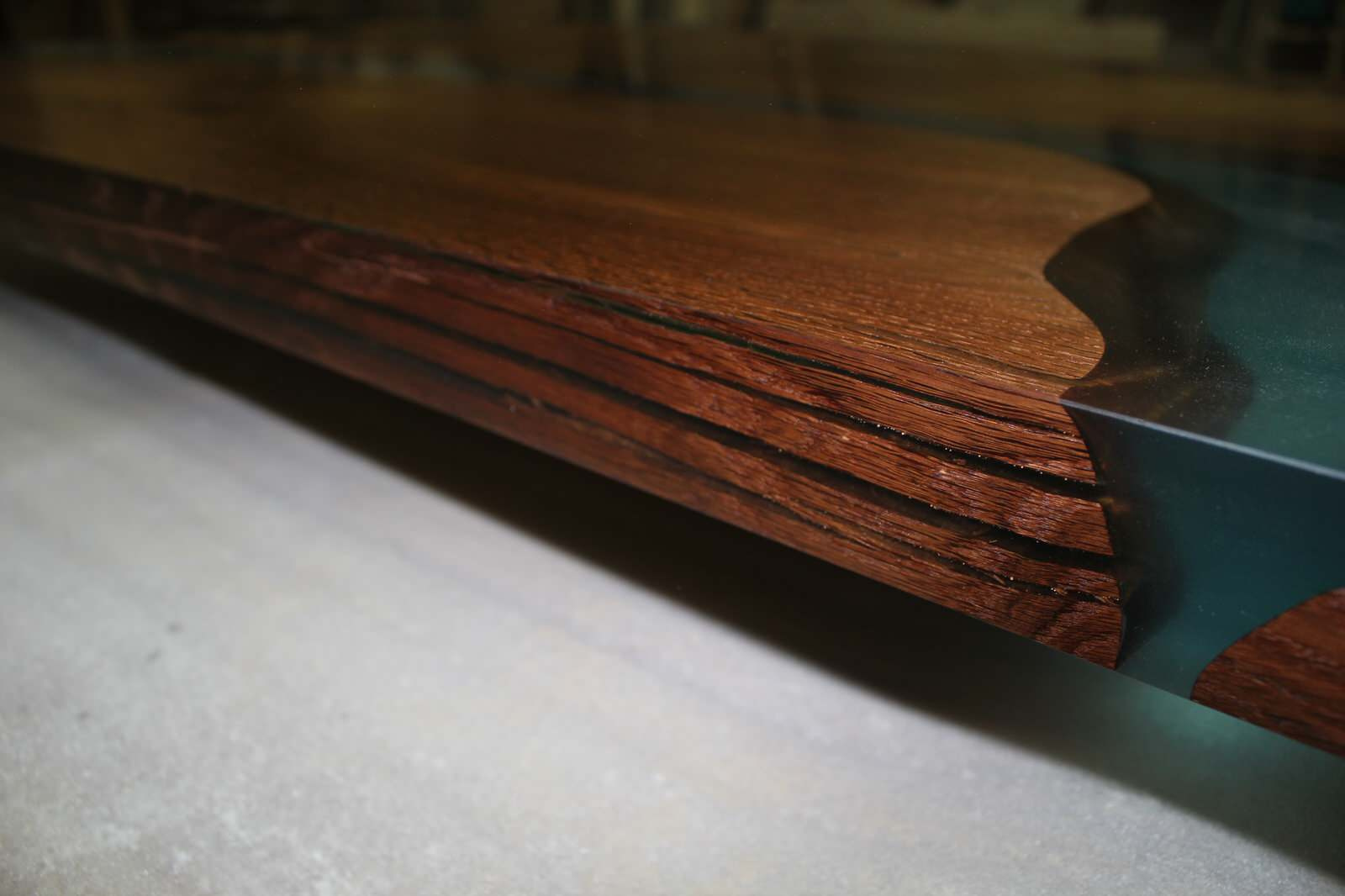 Стол залит эпоксидной смолой