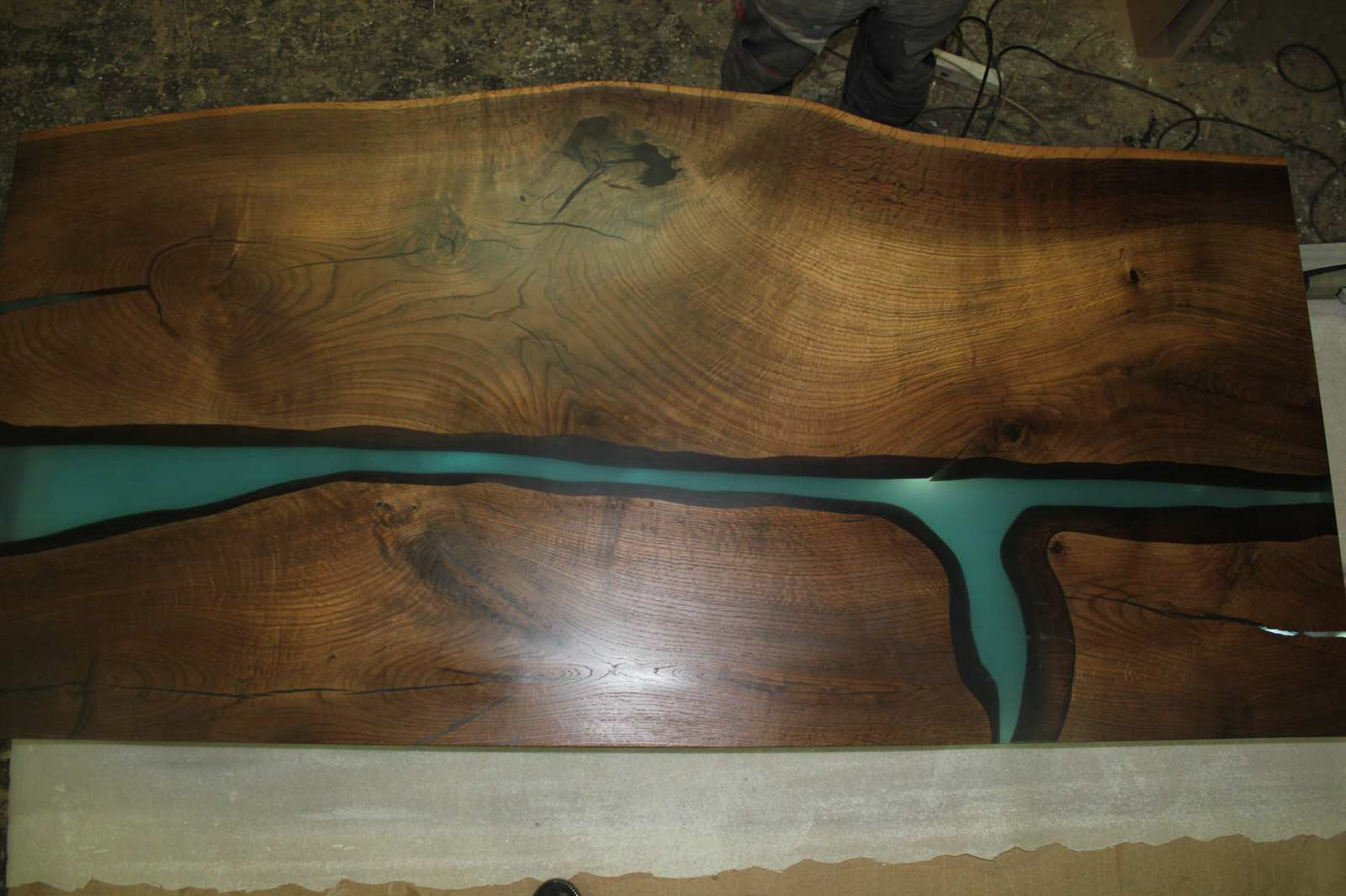 Стол залит эпоксидной смолой