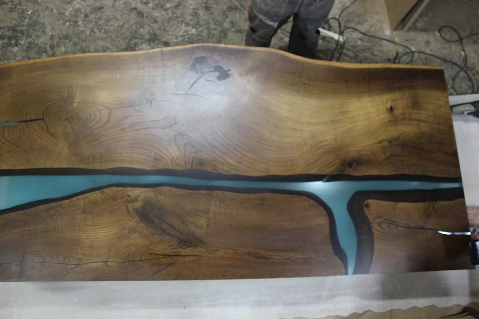 Стол залит эпоксидной смолой