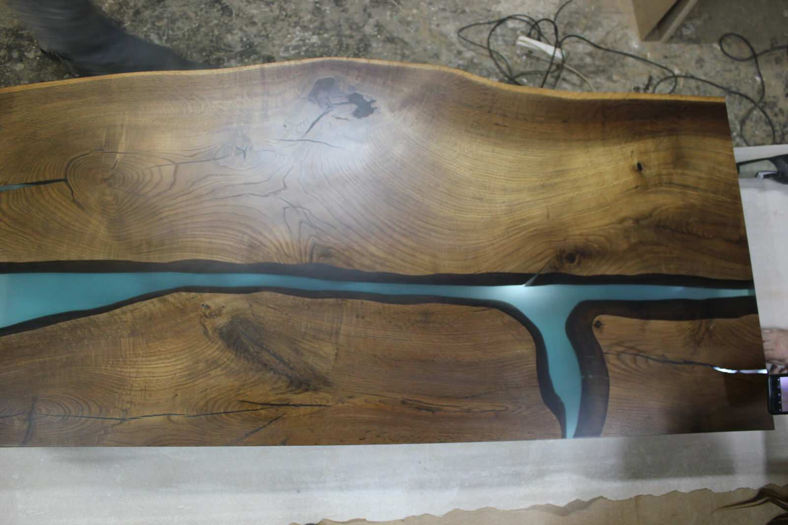 Стол залит эпоксидной смолой