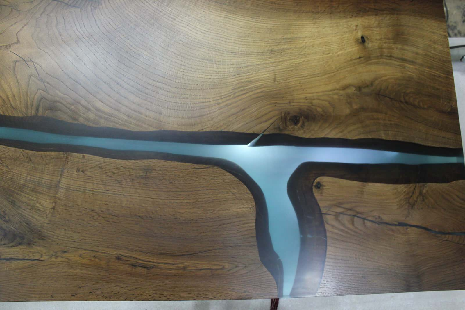 Стол залит эпоксидной смолой