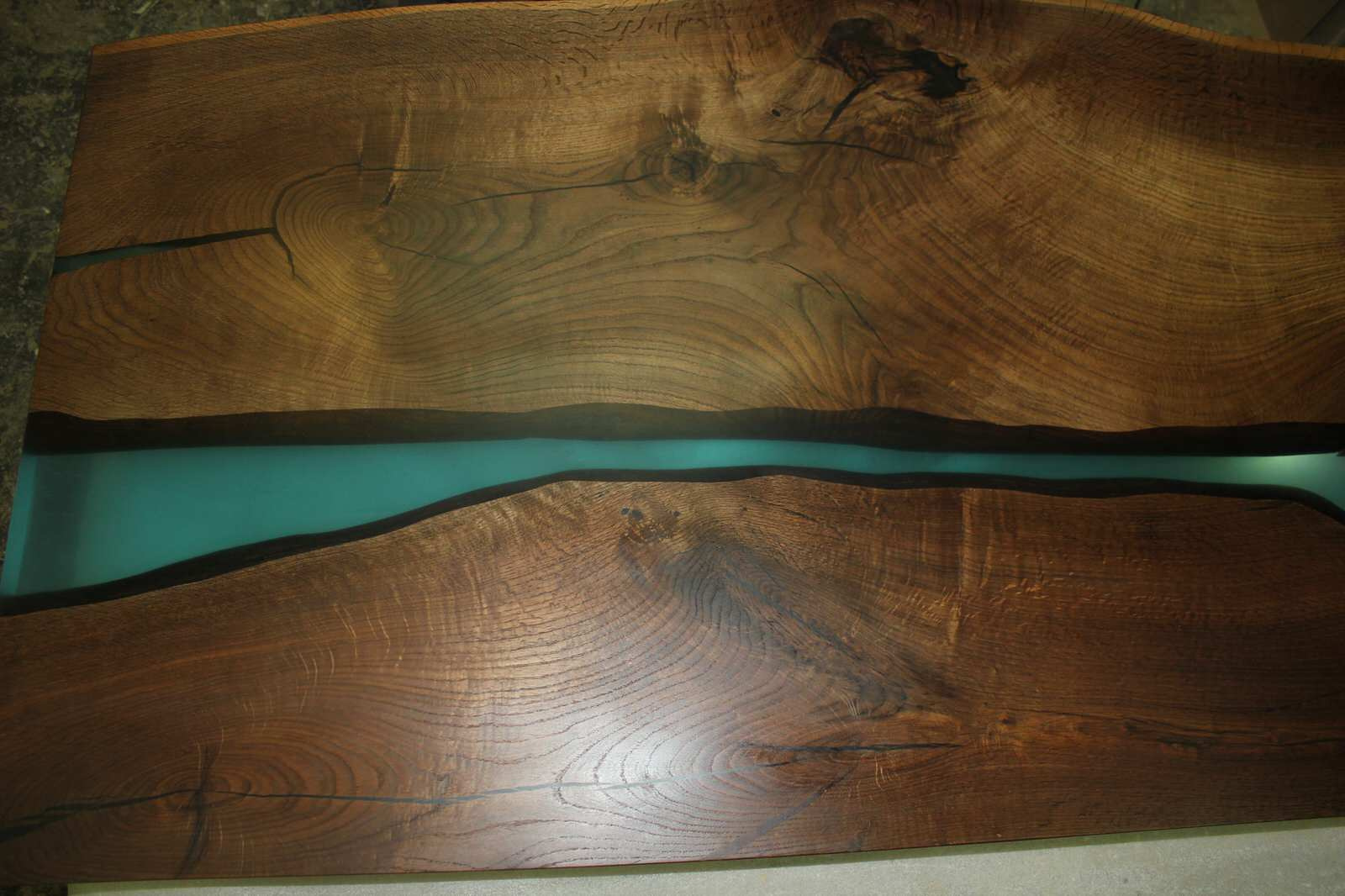 Стол залит эпоксидной смолой