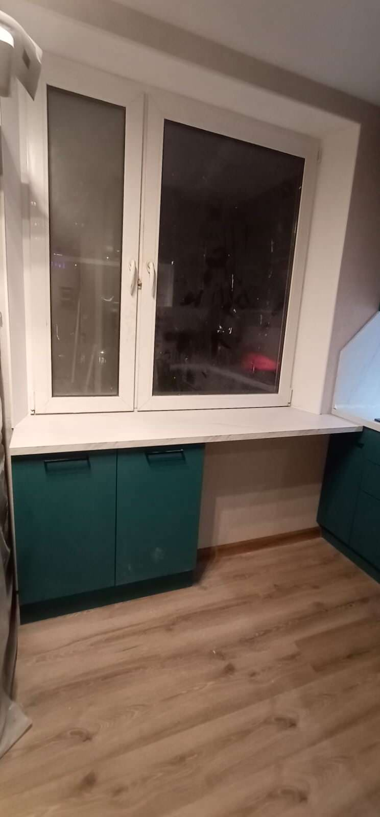 Компактная кухня в зеленом цвете с подоконником-столешницей