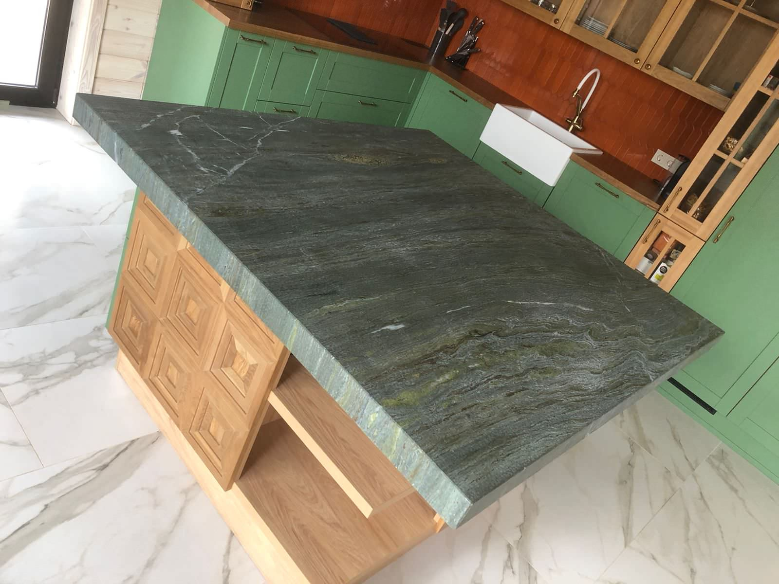 Кухня в зеленом и древесном тонах с подсветкой и оригинальным островом