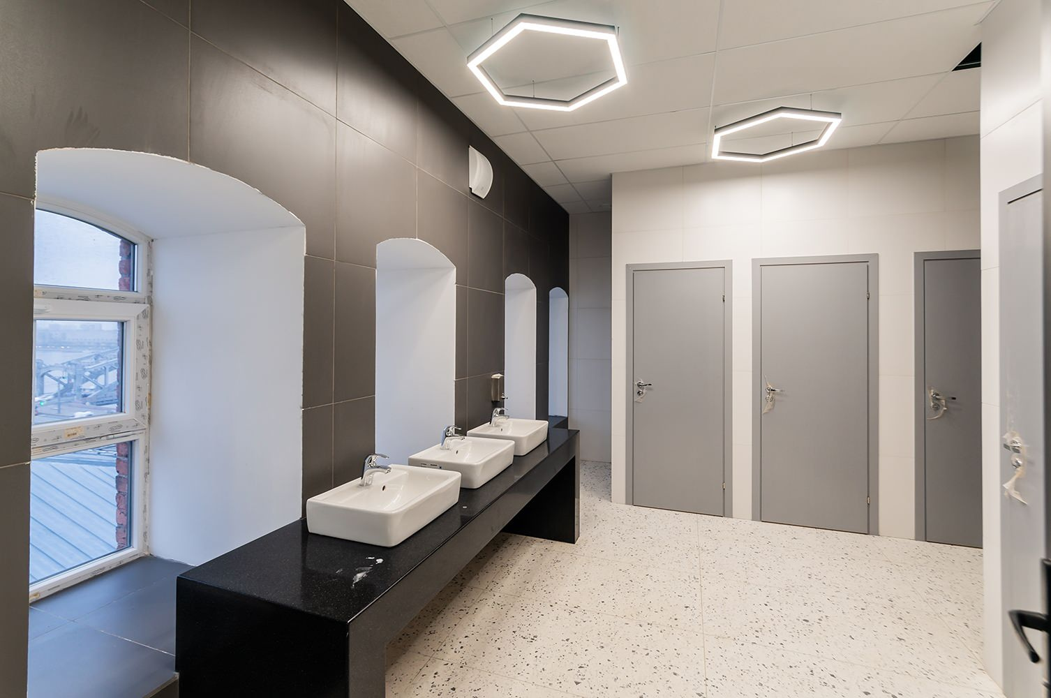 Office on Krasnogo Tekstil'shchika by Bronka Space