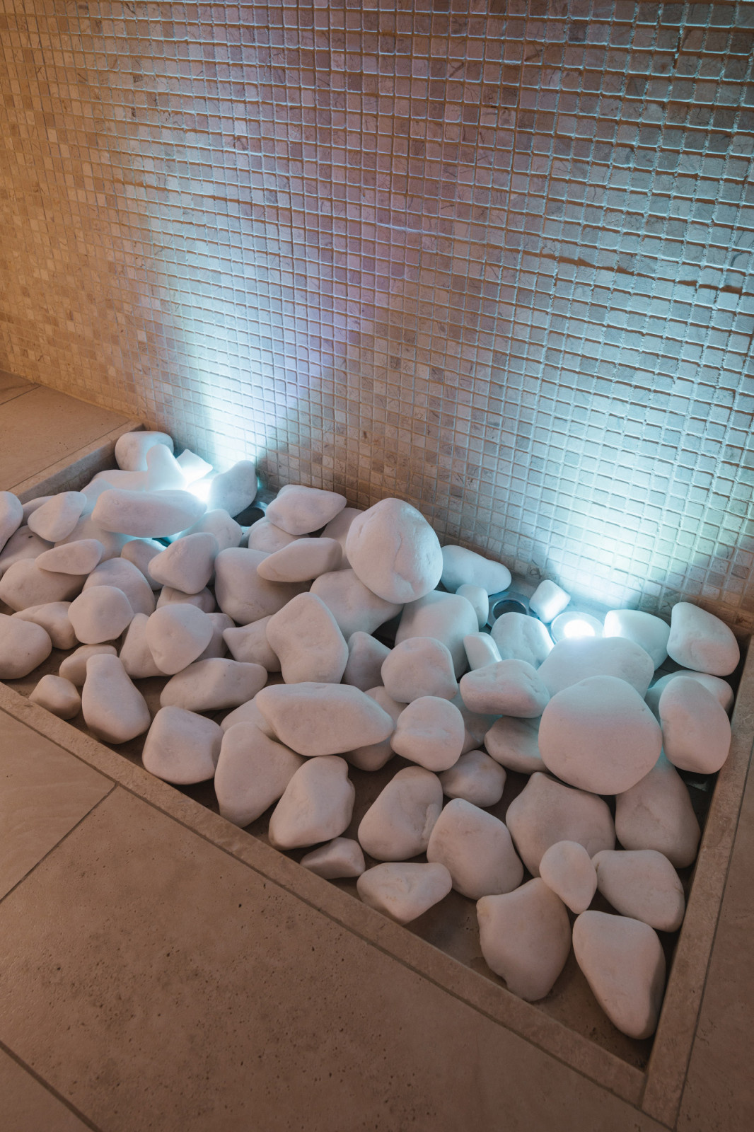 Хамам с выходом пара из пола с подсветкой светильниками RGB.