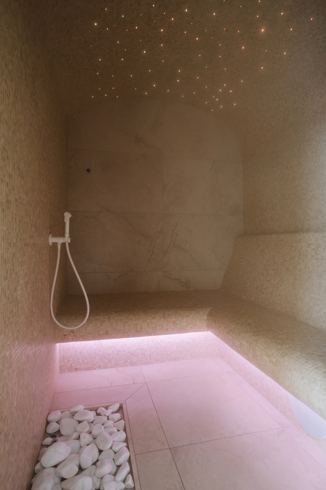 Освещение - линейное под скамьей, "звездное небо" в своде.