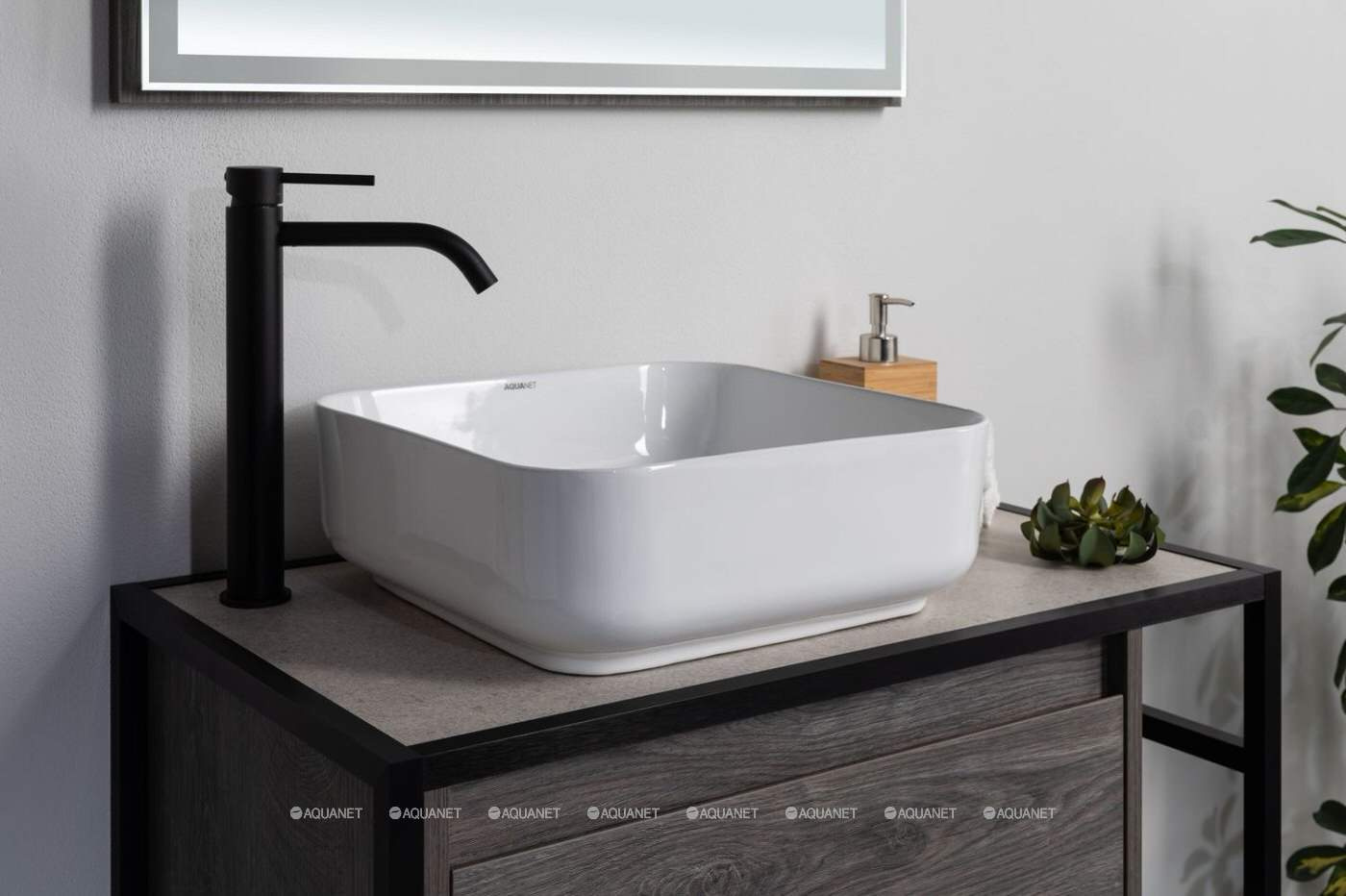 Яркая ванная комната для загородного дома