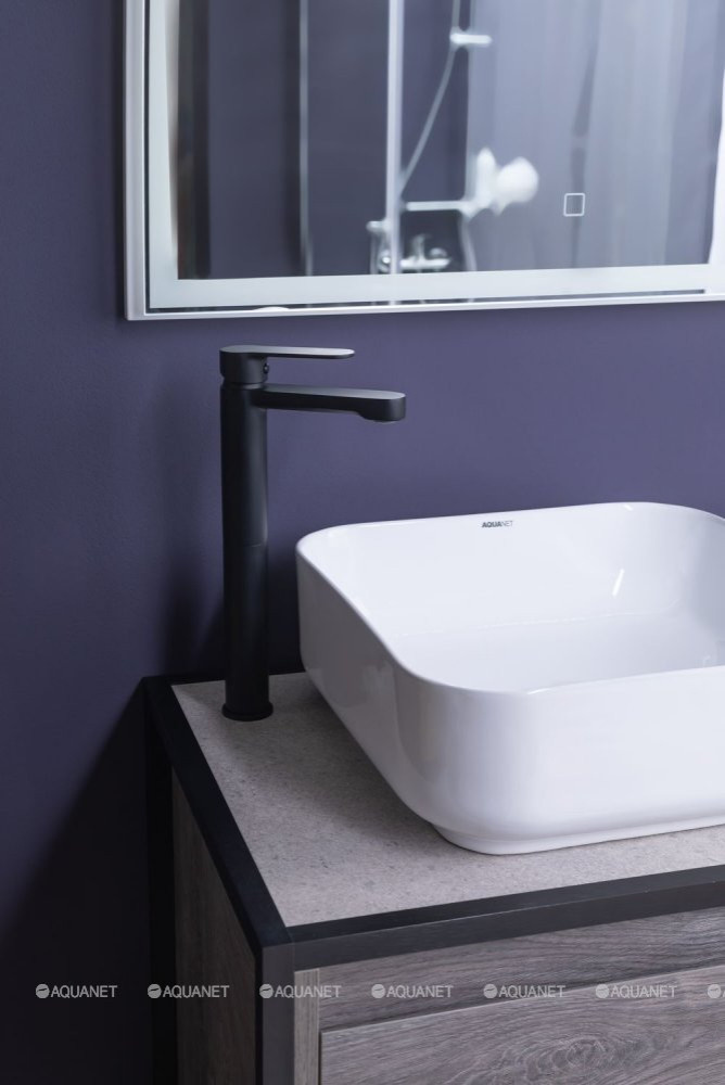 Яркая ванная комната для загородного дома