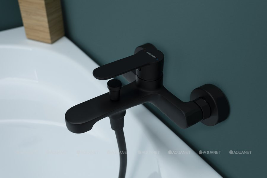 Яркая ванная комната для загородного дома