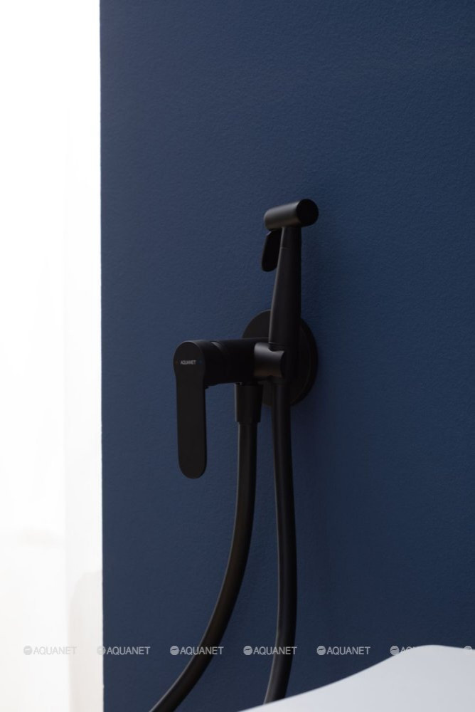 Яркая ванная комната для загородного дома