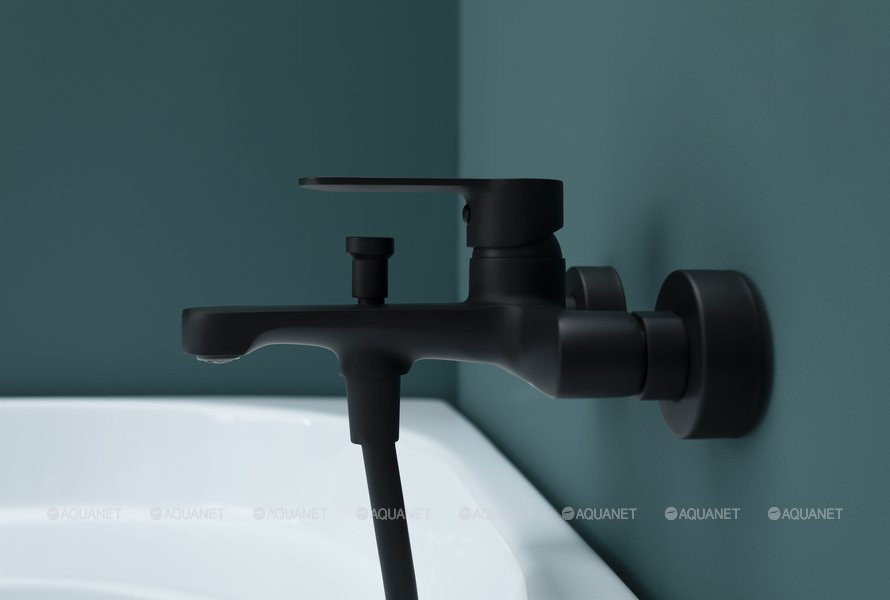 Яркая ванная комната для загородного дома