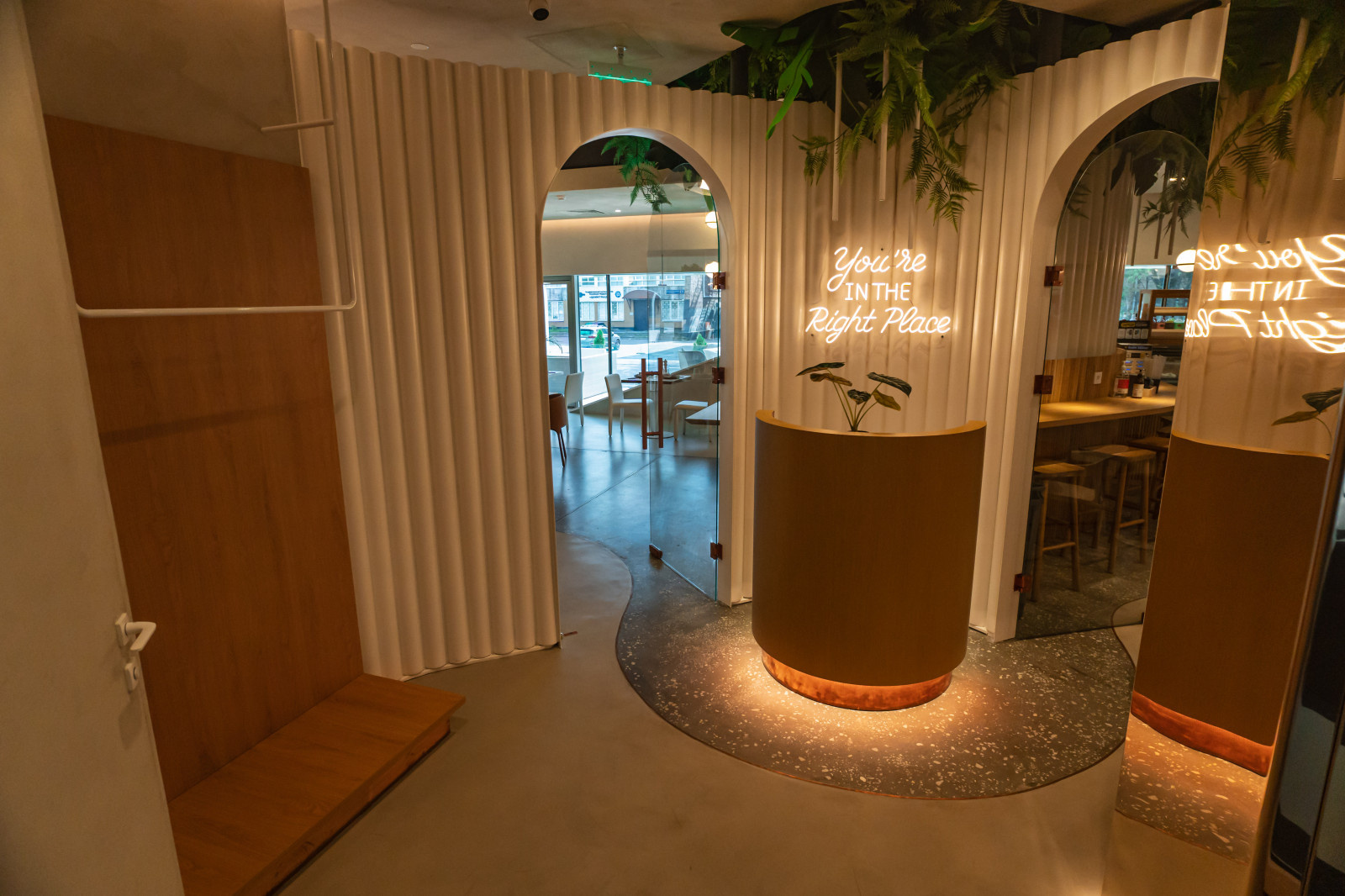 Меблировка ресторана Dominion