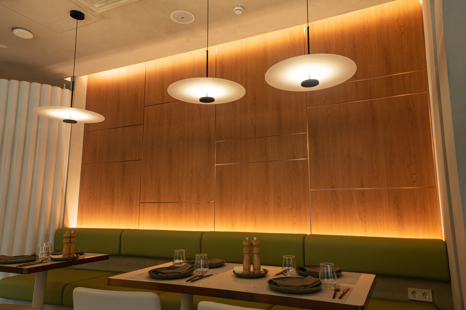 Меблировка ресторана Dominion