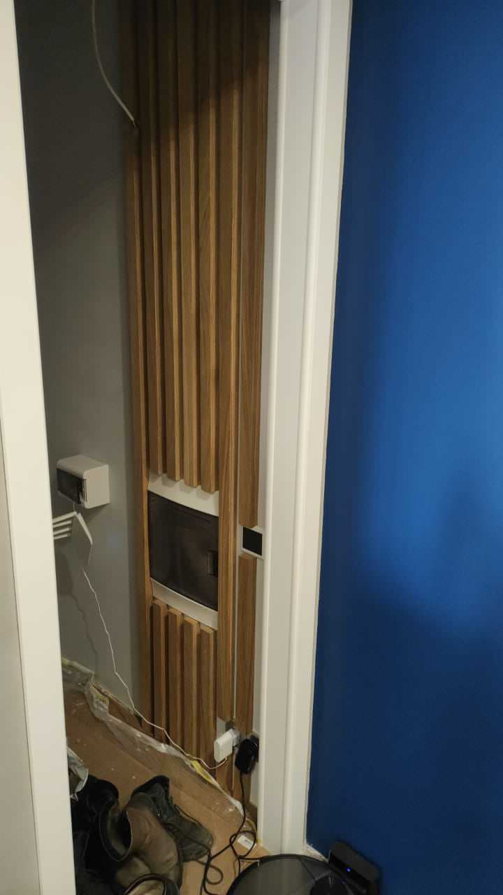 синяя стена в прихожей