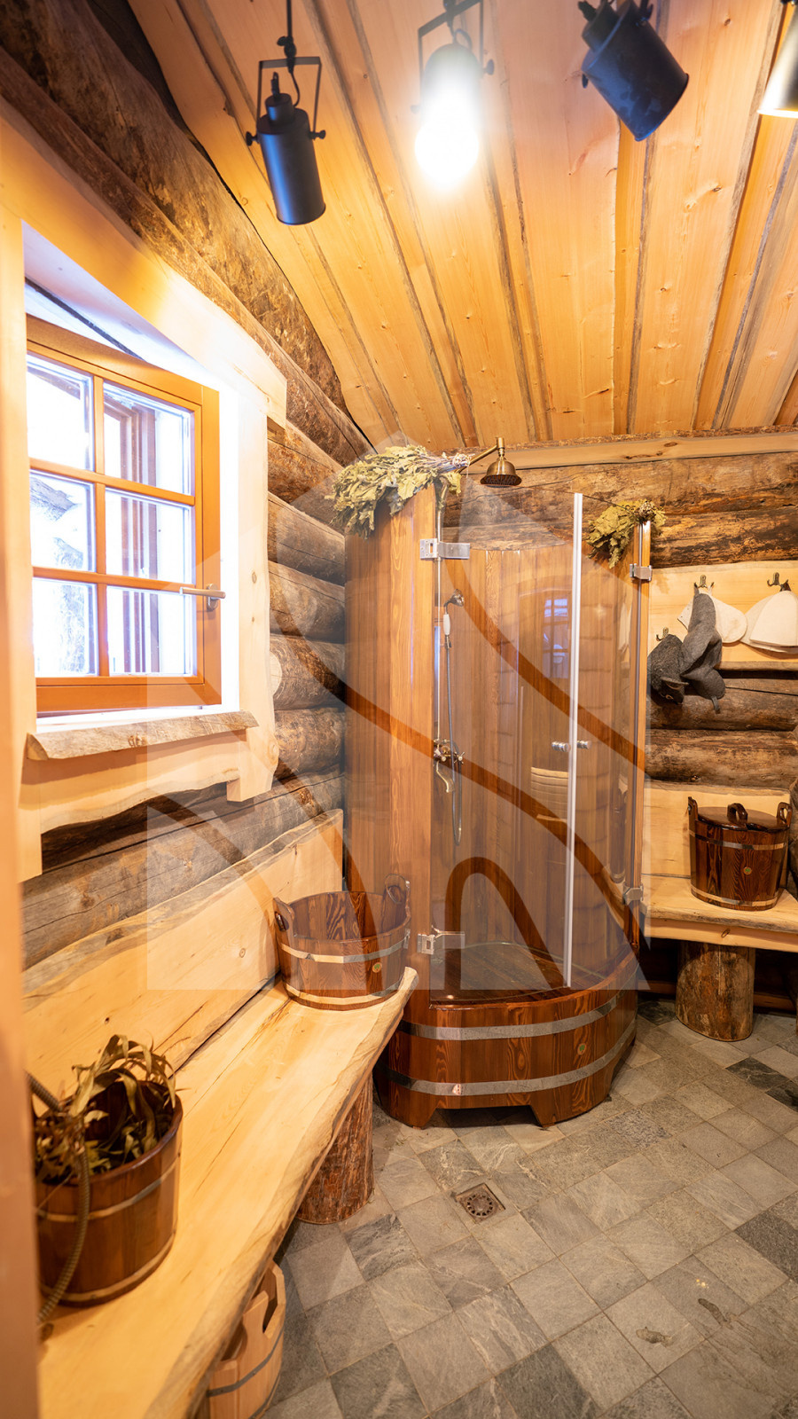 Баня из полярной сосны Кело с террасой и купелью с подогревом