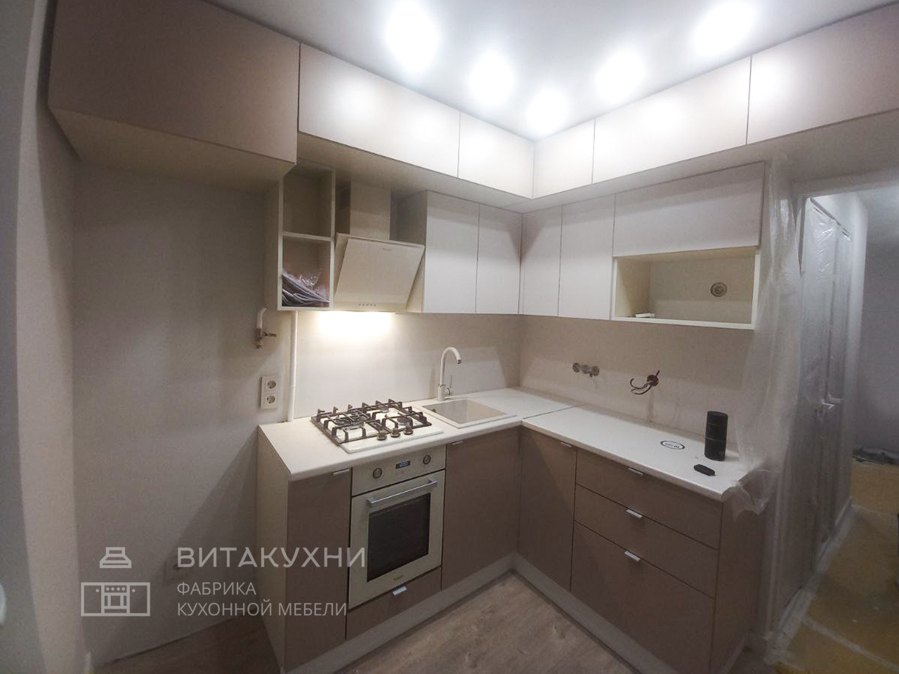 Небольшая современная кухня