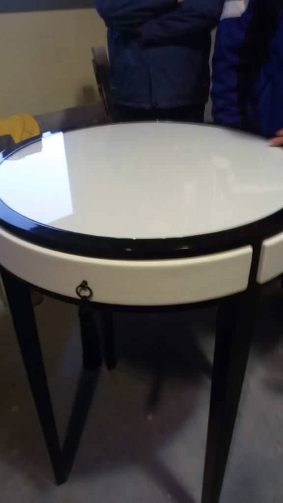 Белый стол из массива дуба покрашенный в ралл столешница стекло