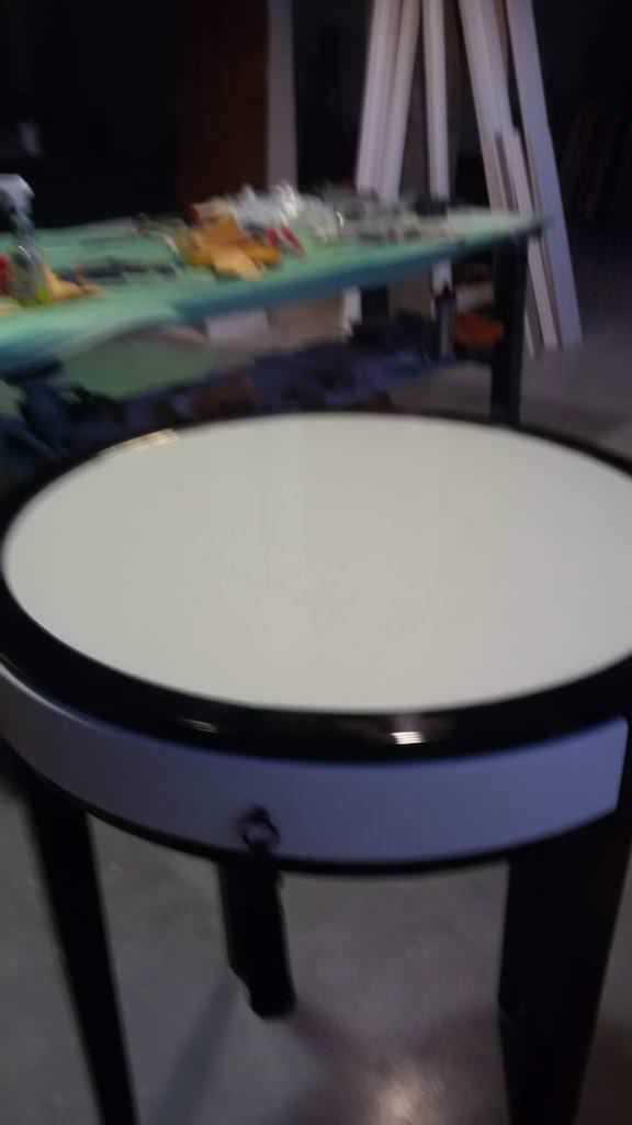 Белый стол из массива дуба покрашенный в ралл столешница стекло