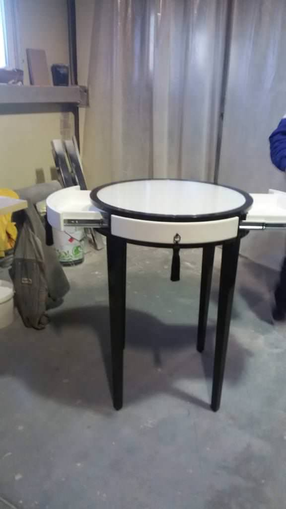 Белый стол из массива дуба покрашенный в ралл столешница стекло