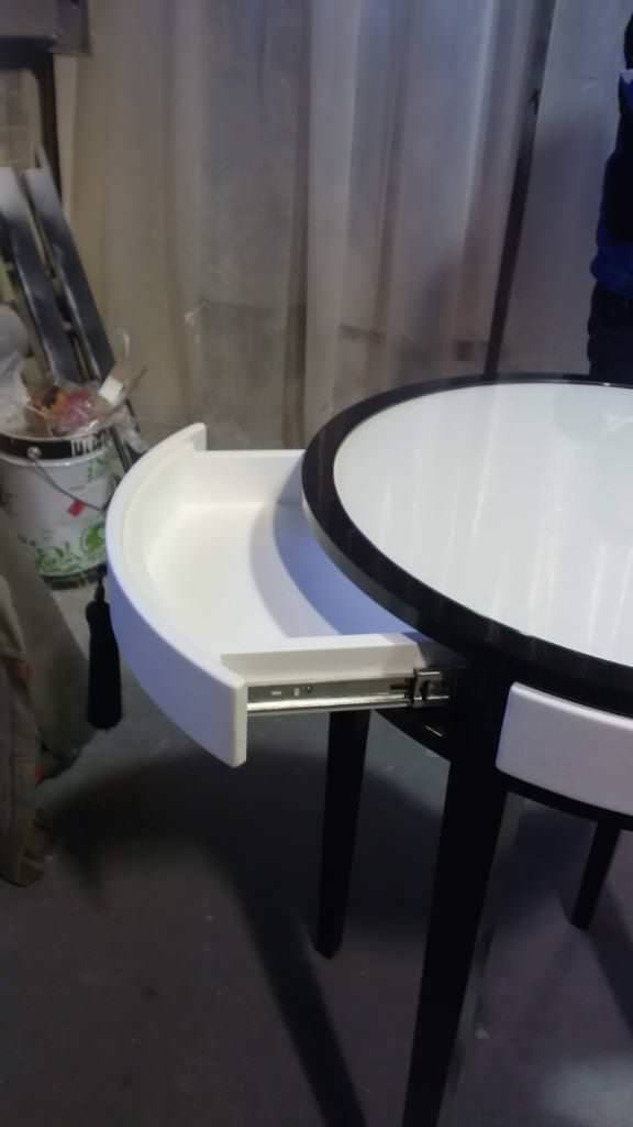 Обложка проекта: Белый стол из массива дуба покрашенный в ралл столешница стекло